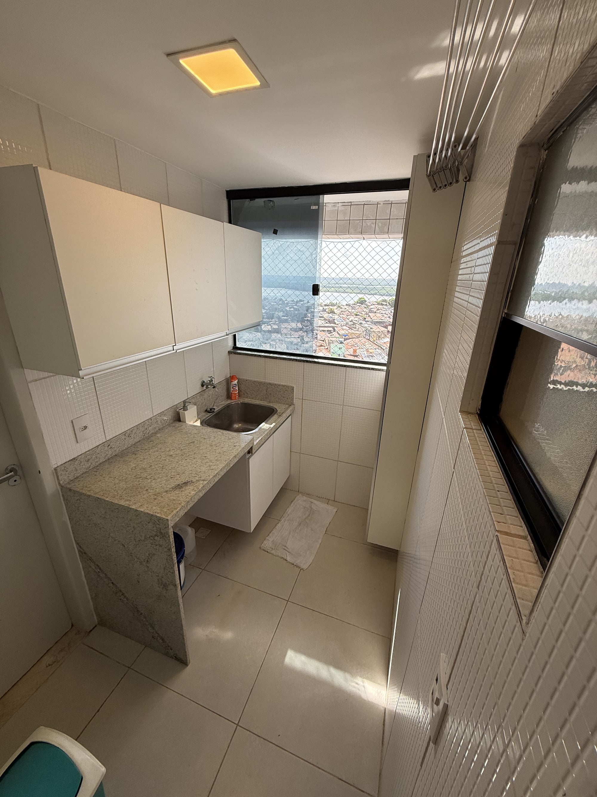 Área de serviço completa em planejados do apartamento no Residencial Alto da Boa Vista