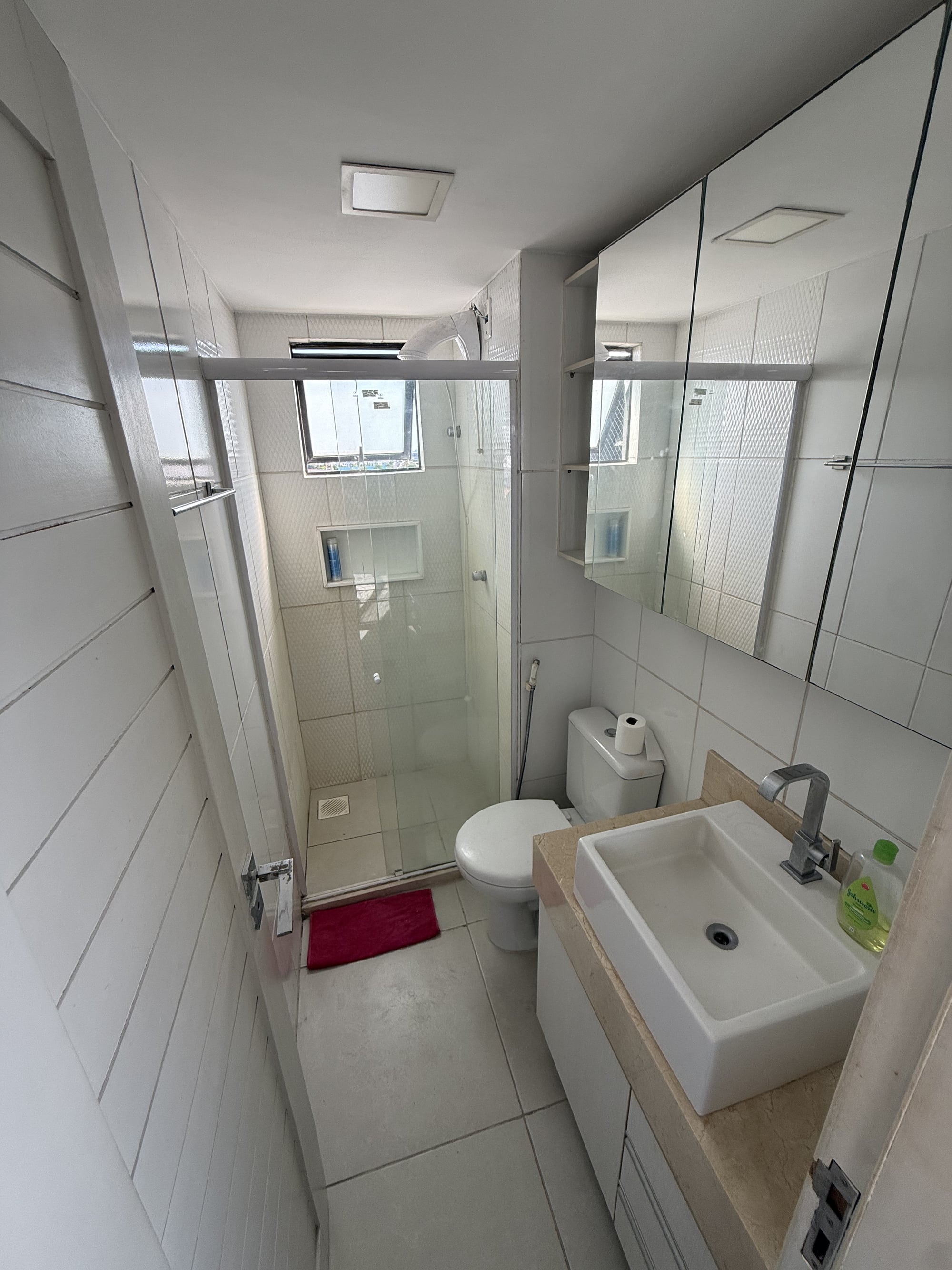 Banheiro social com marcenaria EKO do apartamento no Residencial Alto da Boa Vista