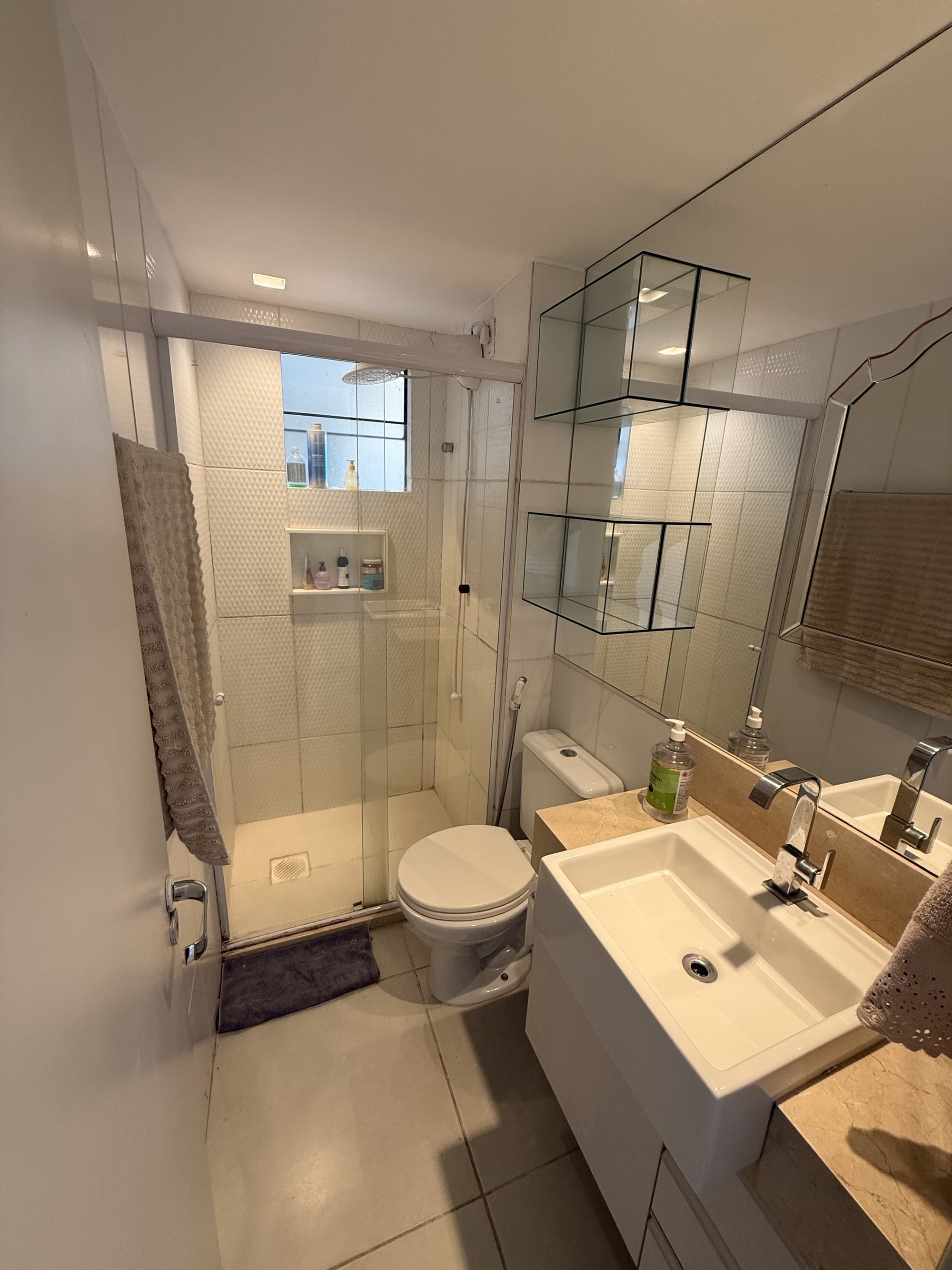 Banheiro da suíte com marcenaria EKO do apartamento no Residencial Alto da Boa Vista