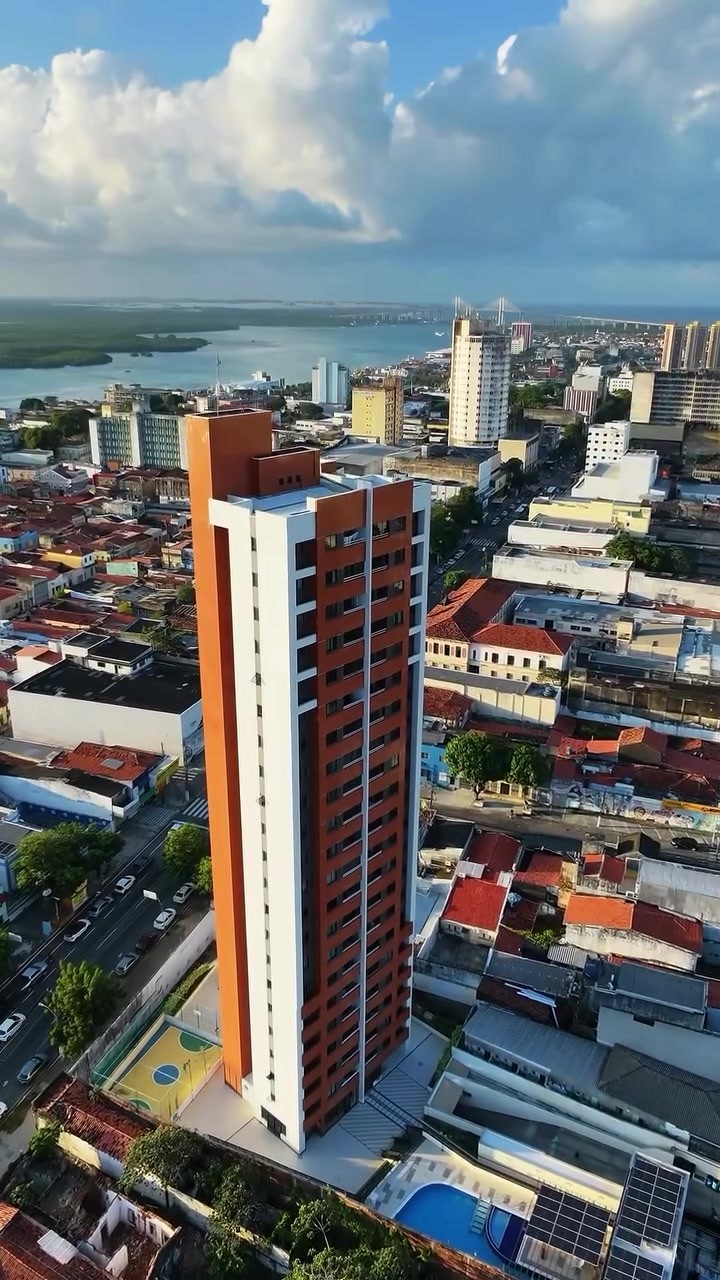 Vista aérea do Residencial Alto da Boa Vista, torre terracota e branca em Cidade Alta, com o Rio Potengi ao fundo