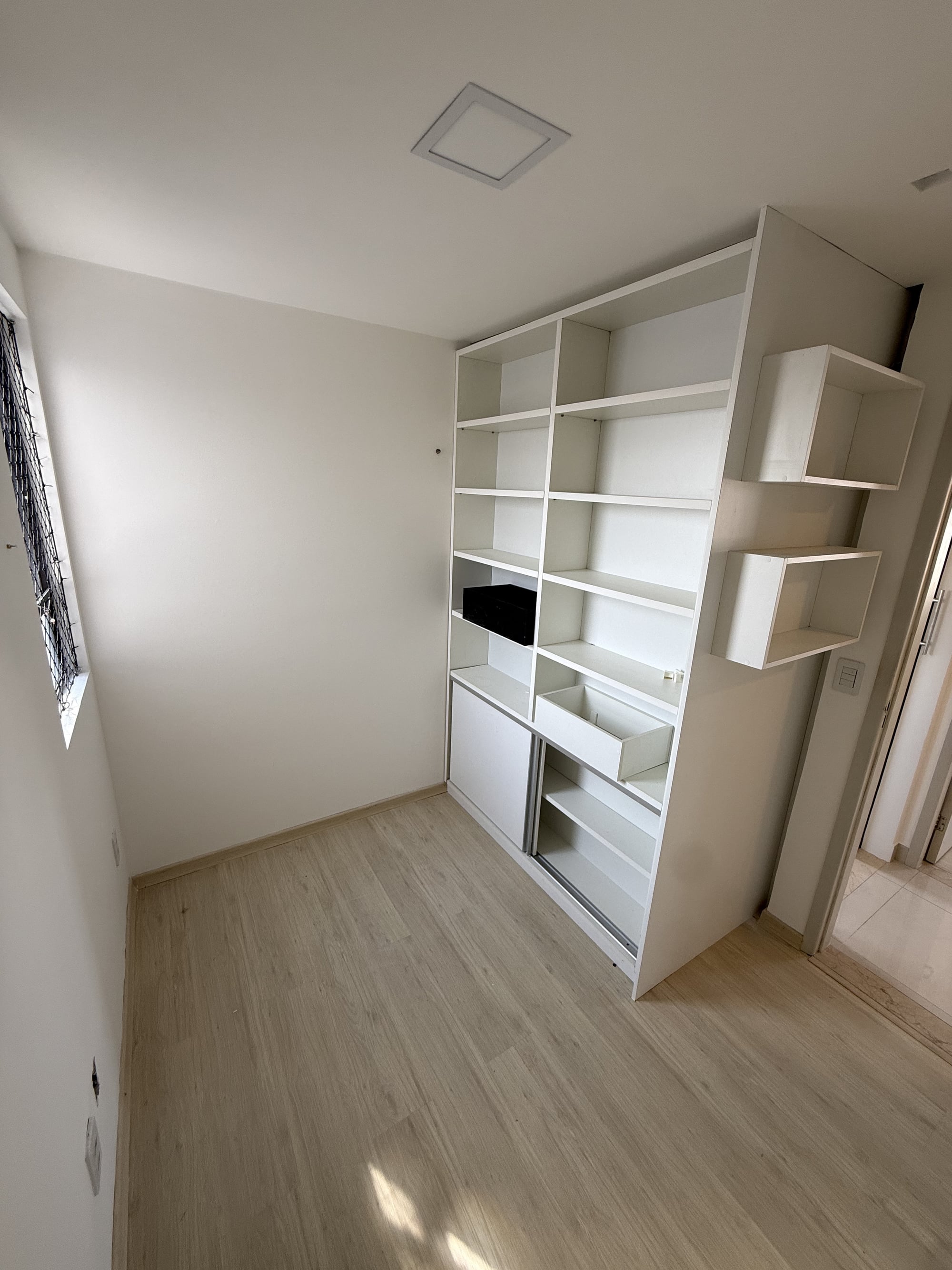 Closet planejado de uma das suítes do apartamento no Residencial Alto da Boa Vista