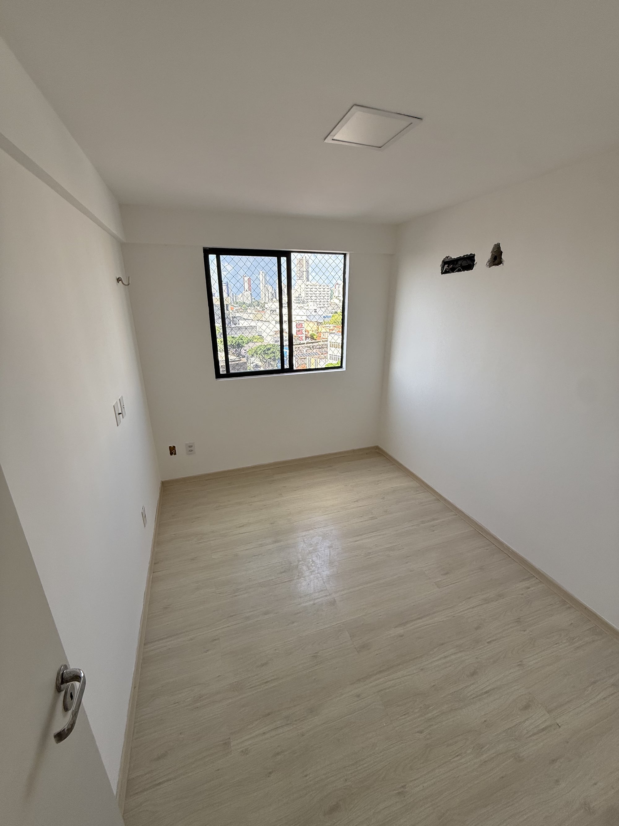 Terceiro quarto do apartamento no Residencial Alto da Boa Vista, hoje configurado como escritório