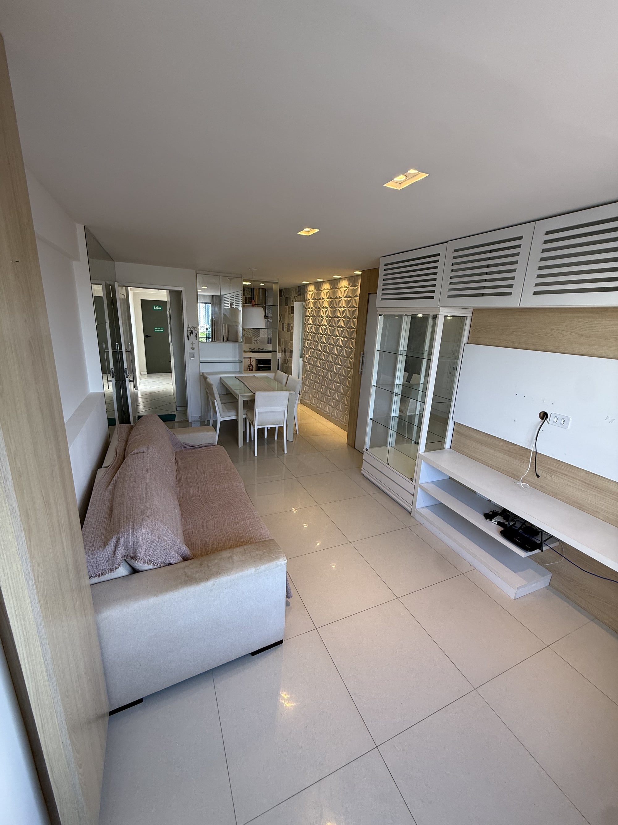 Sala de estar do apartamento no Residencial Alto da Boa Vista, com projeto luminotécnico