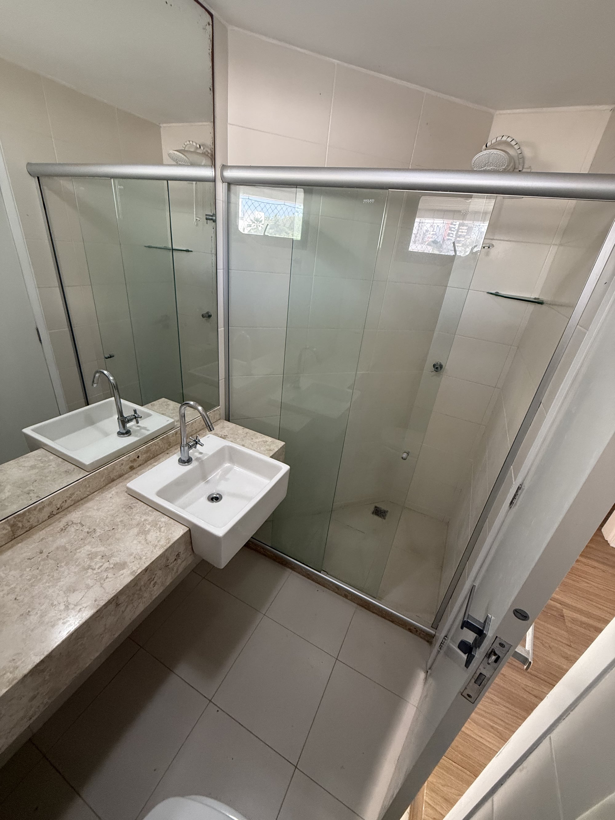 Banheiro em mármore de uma das suítes do apartamento no Residencial Amadeus Mozart