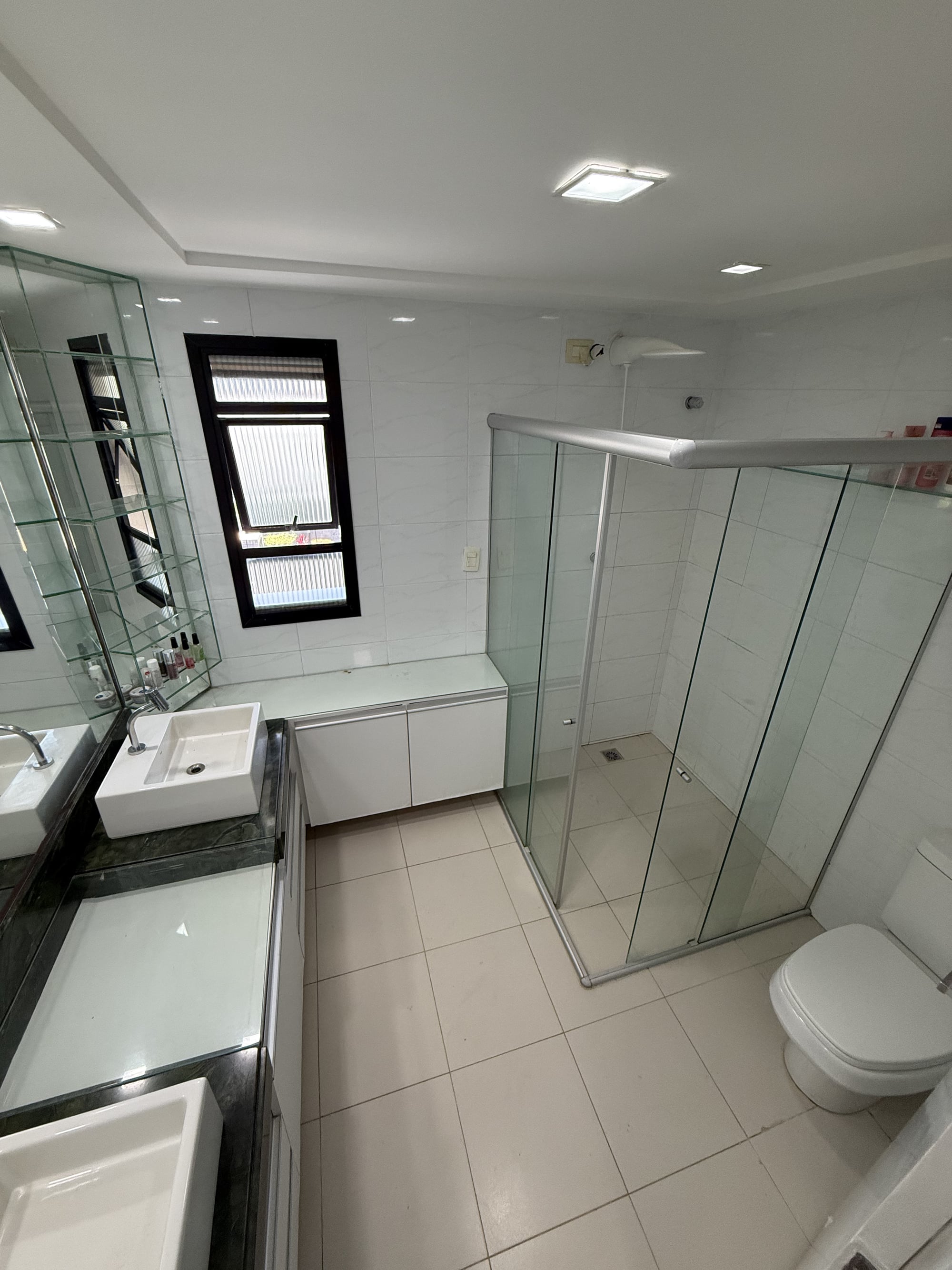 Banheiro com box duplo de uma das suítes do apartamento no Residencial Amadeus Mozart