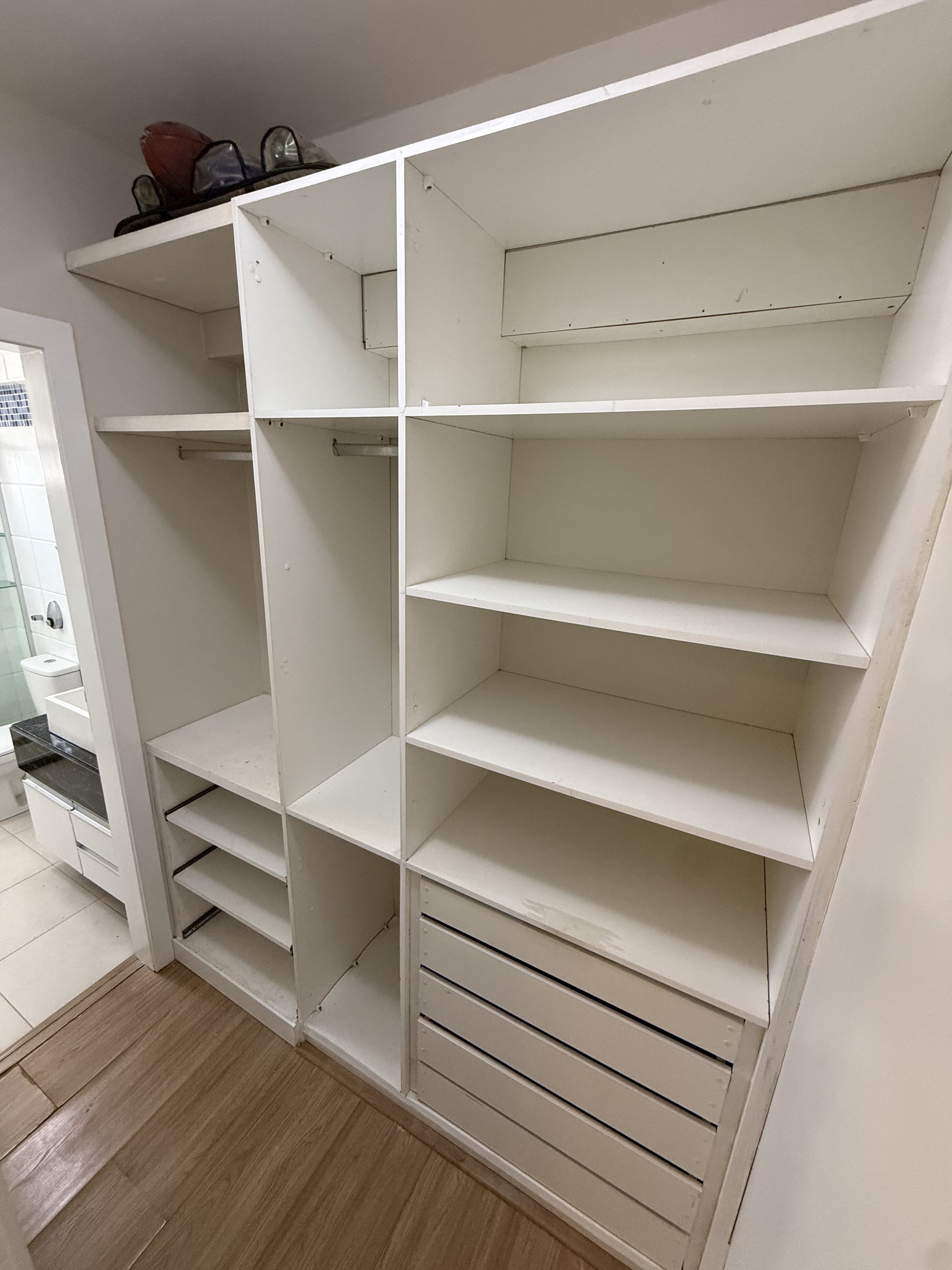 Closet de uma das suítes do apartamento no Residencial Amadeus Mozart