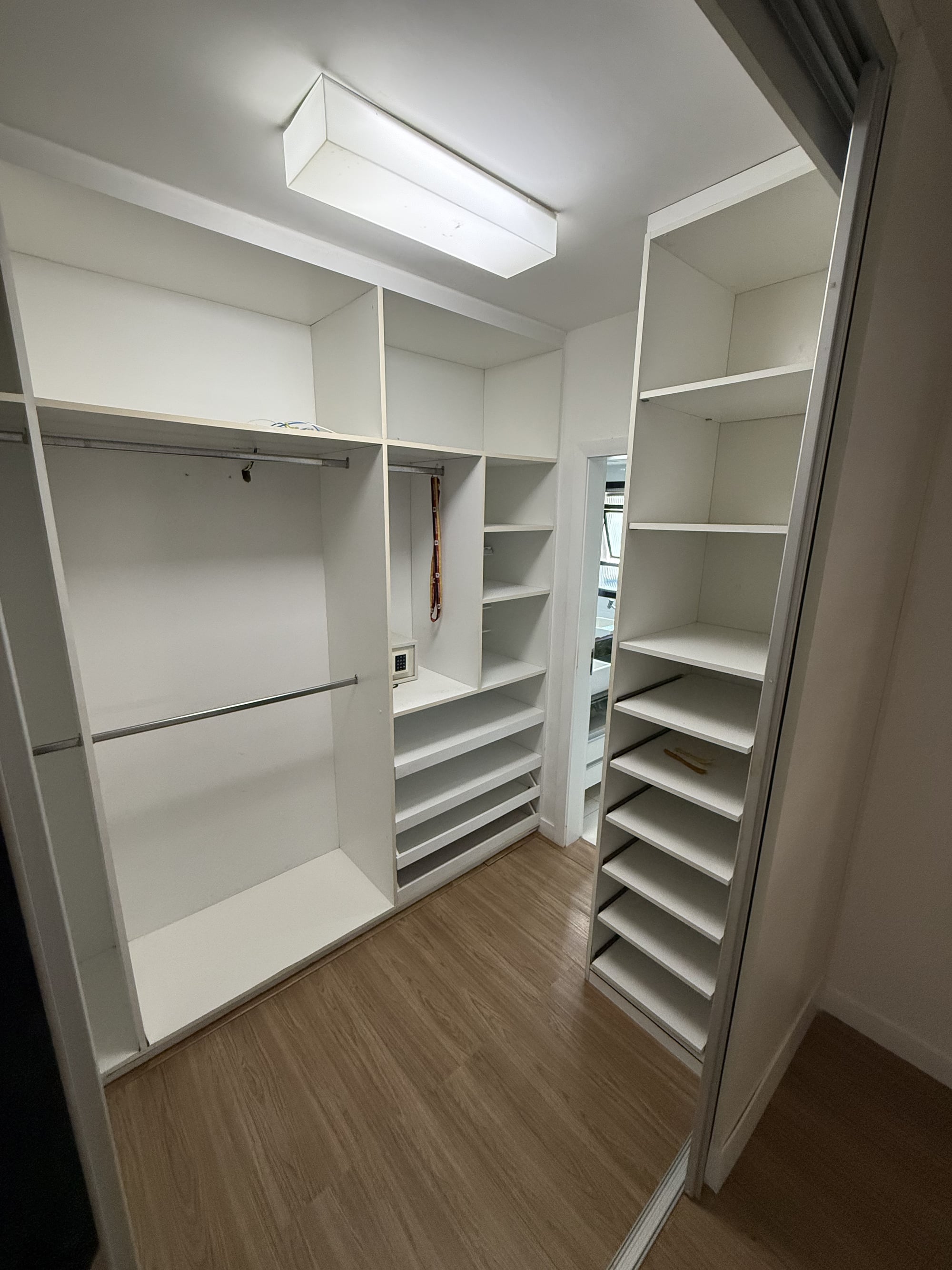 Closet planejado de outra suíte do apartamento no Residencial Amadeus Mozart