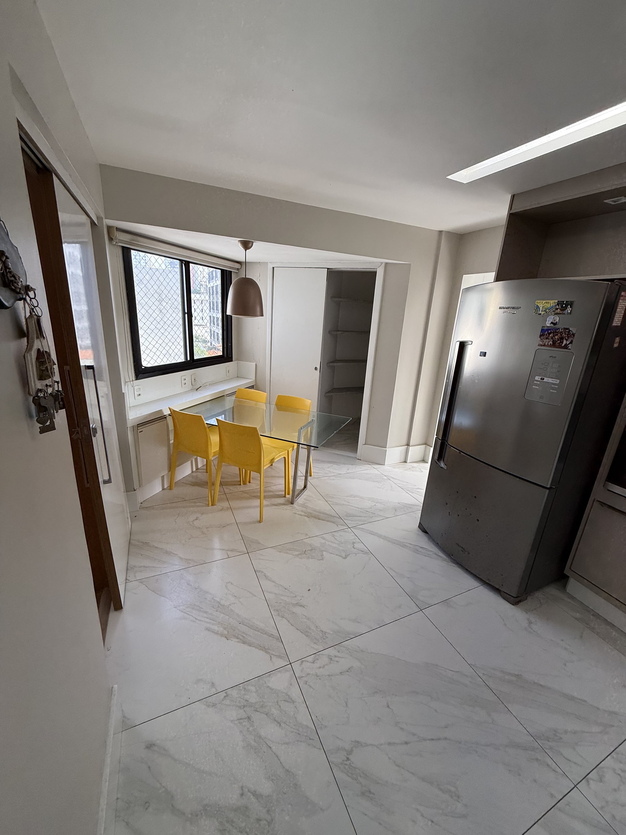 Copa integrada à cozinha do apartamento no Residencial Amadeus Mozart
