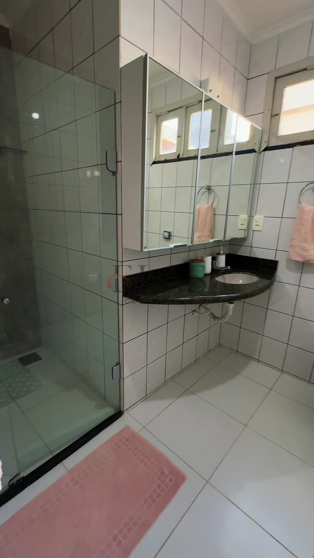Banheiro de uma das suítes da Casa de Ponta Negra