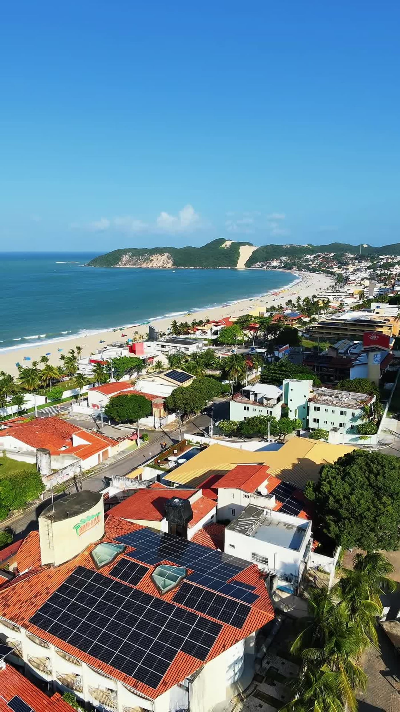 Vista aérea da praia de Ponta Negra e do Morro do Careca, com o quarteirão do imóvel em primeiro plano