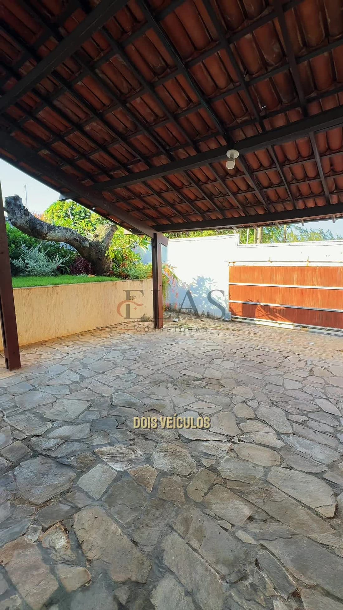 Garagem coberta para dois veículos da Casa de Ponta Negra