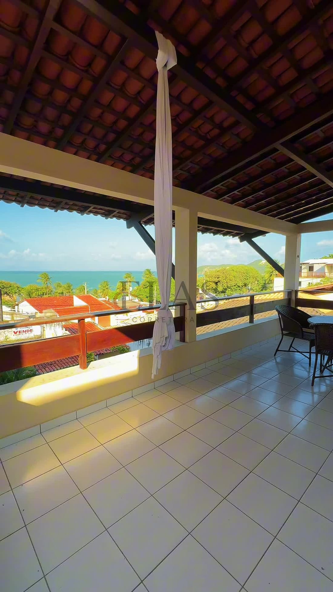 Terraço coberto com vista para o mar na Casa de Ponta Negra