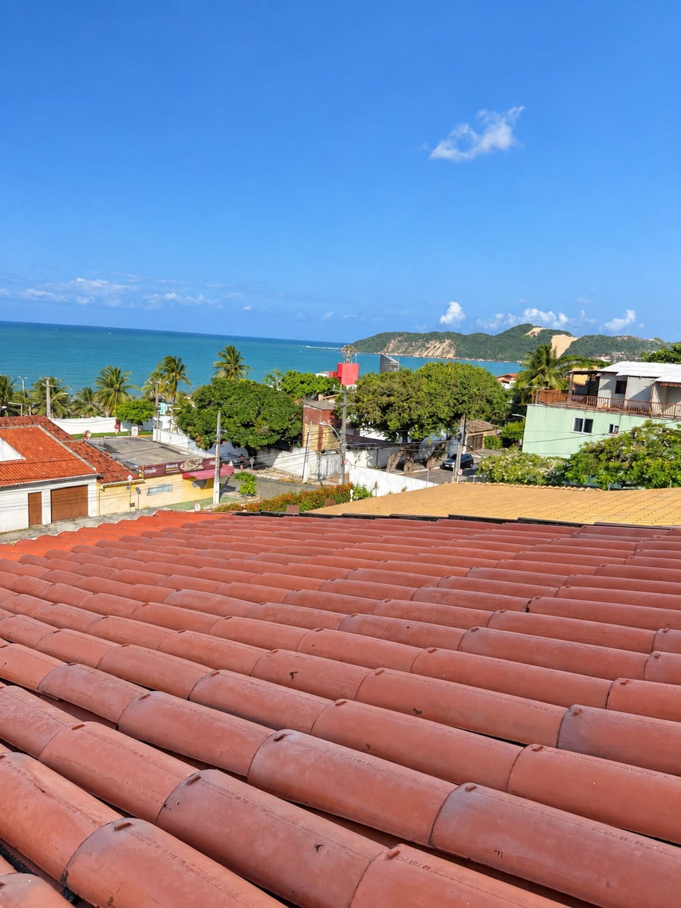 Vista do bairro de Ponta Negra a partir da Casa de Ponta Negra, com o Morro do Careca ao fundo