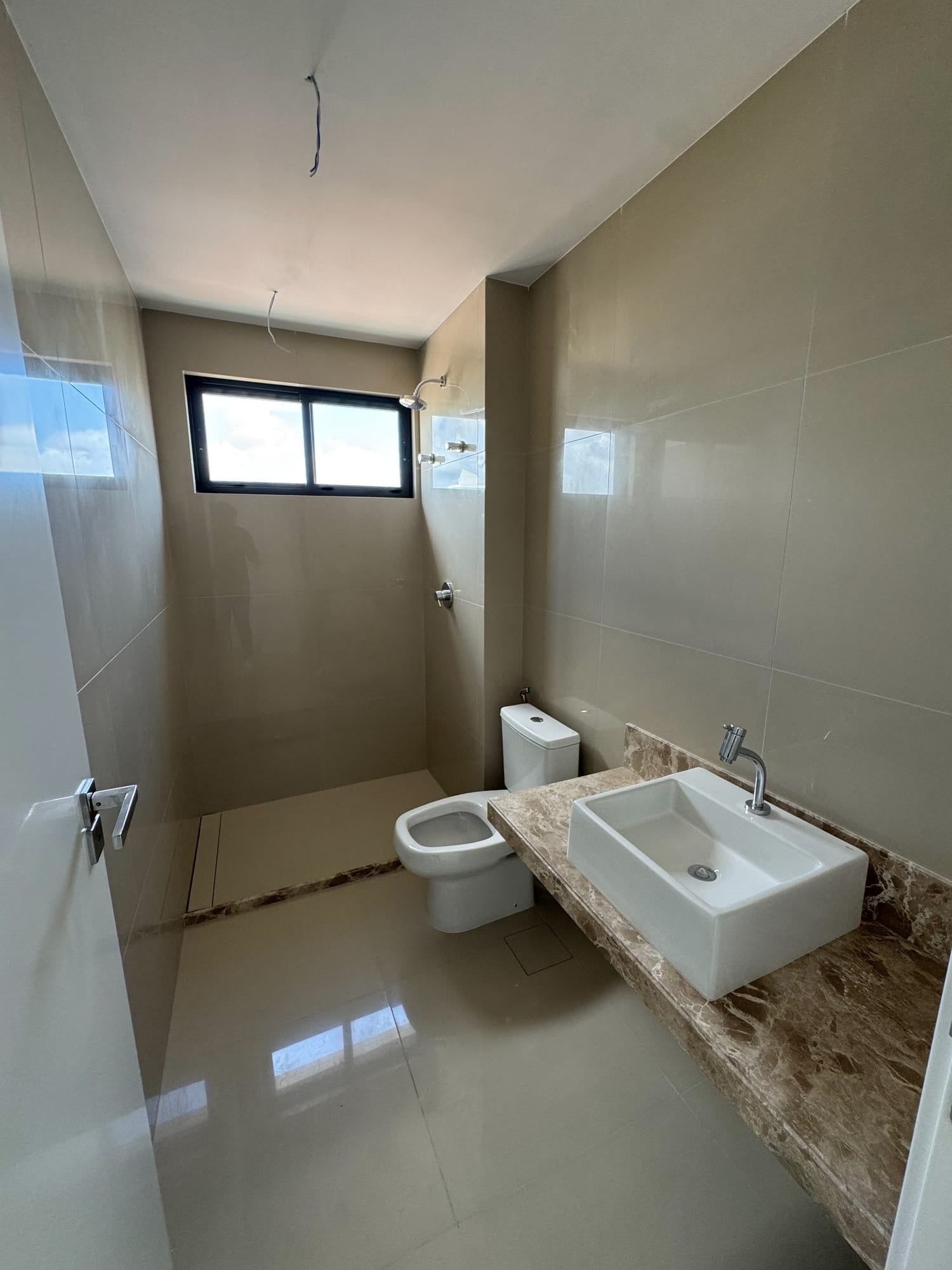 Banheiro em mármore de uma das suítes do apartamento Graciliano Ramos