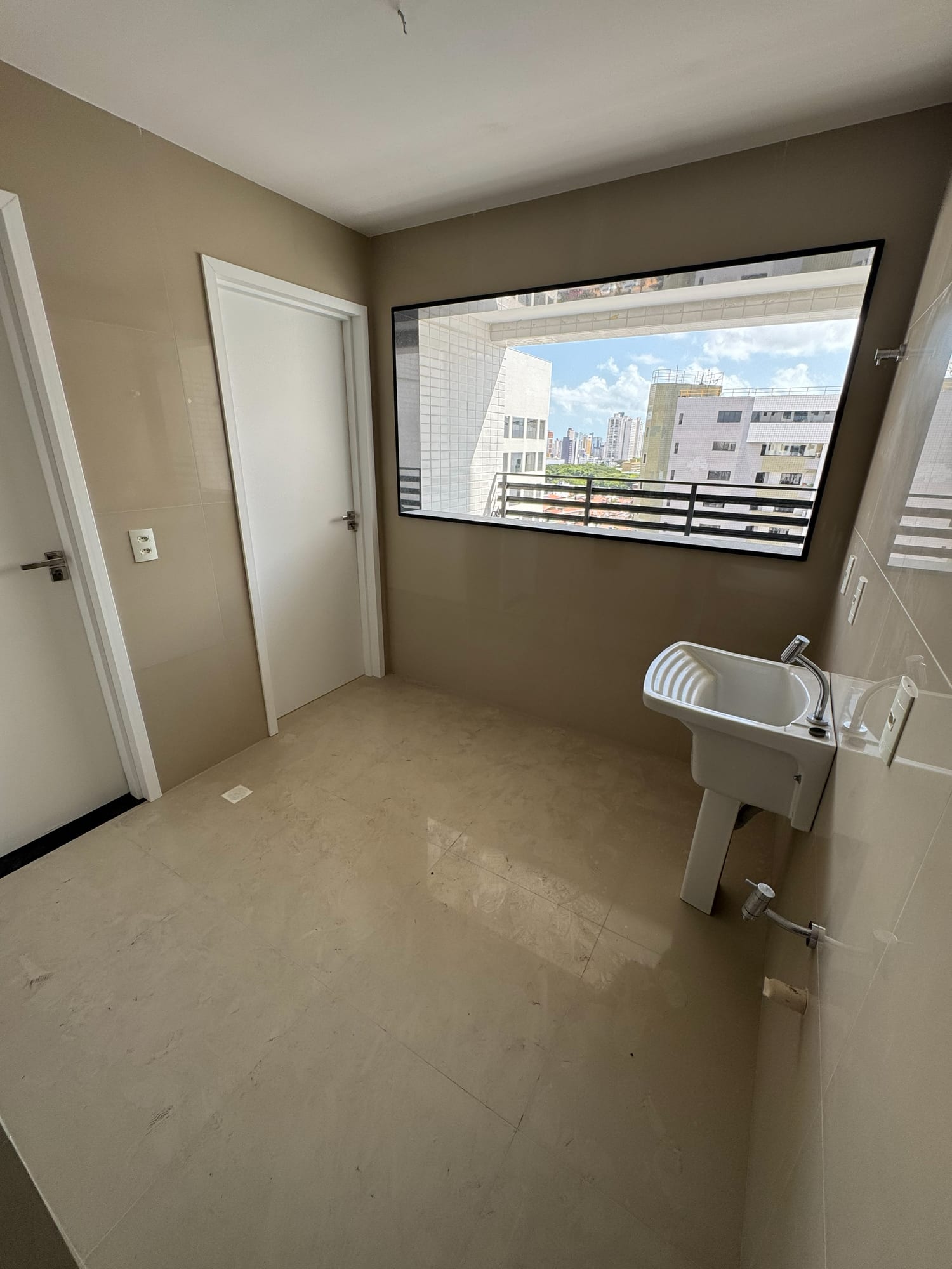 Área de serviço do apartamento Graciliano Ramos, com vista da cidade