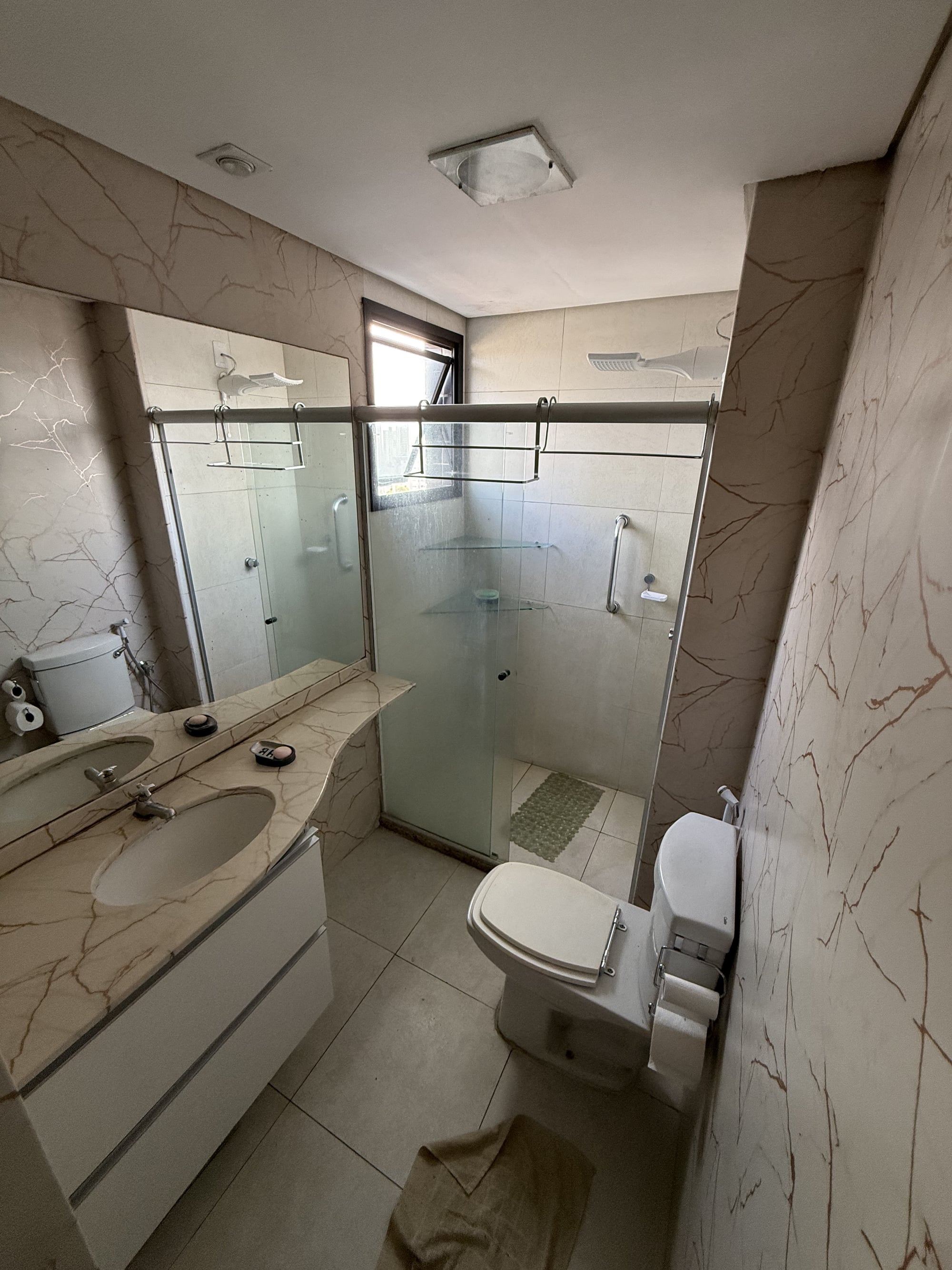 Banheiro de suíte do apartamento no Edifício Lourdes Lamartine