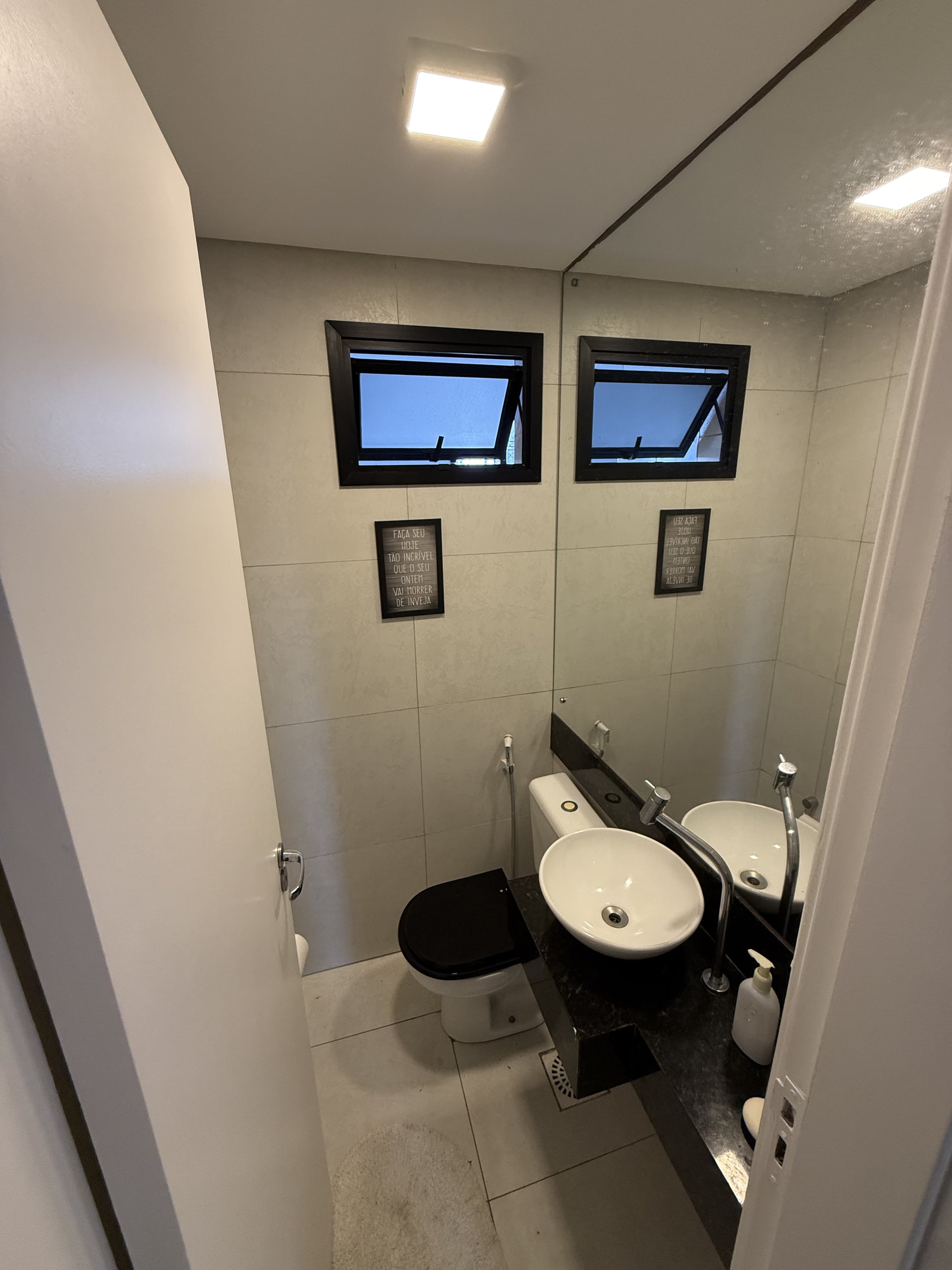 Banheiro de suíte com bancada dupla do apartamento no Edifício Lourdes Lamartine