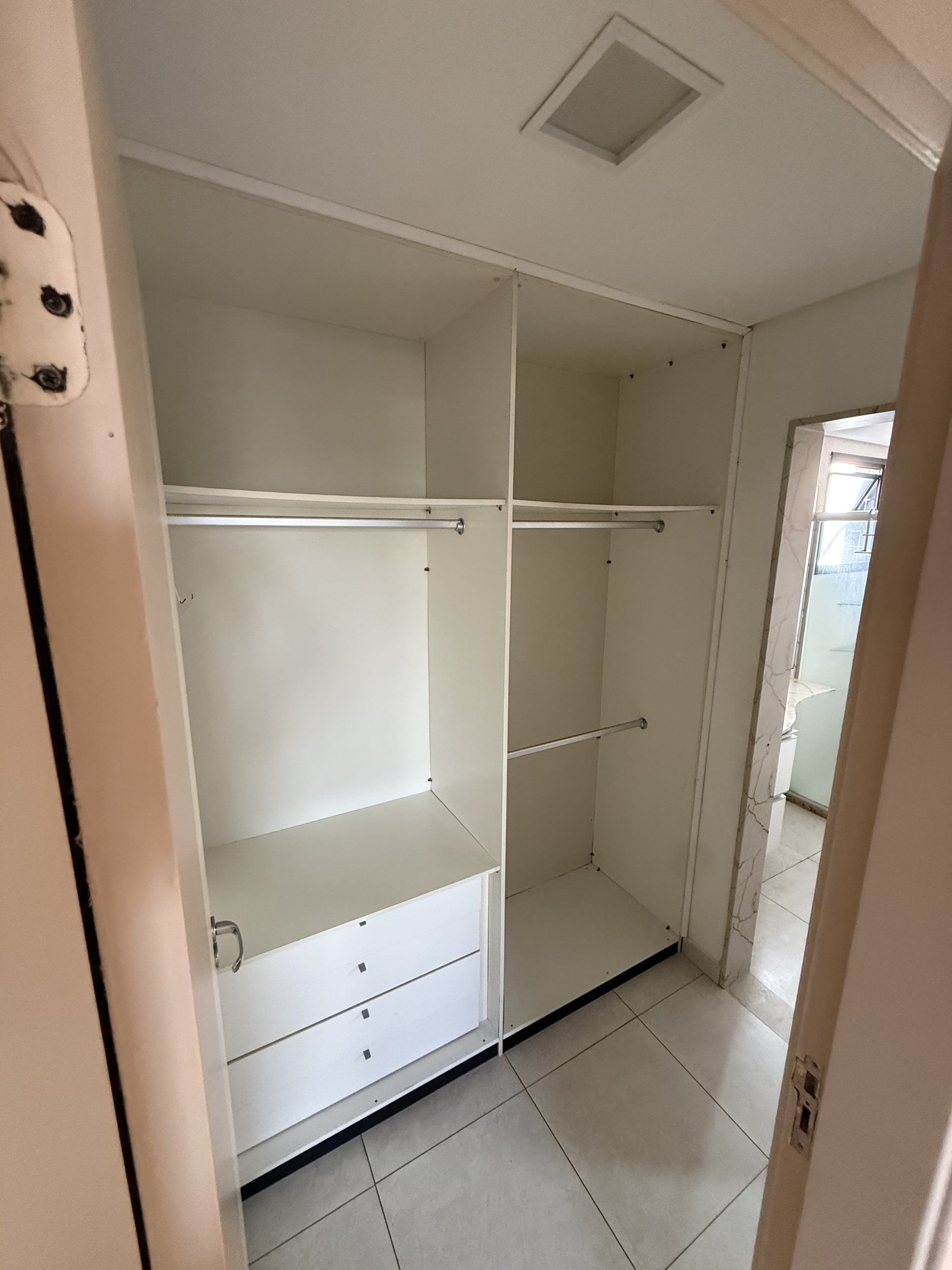Closet de uma das suítes do apartamento no Edifício Lourdes Lamartine