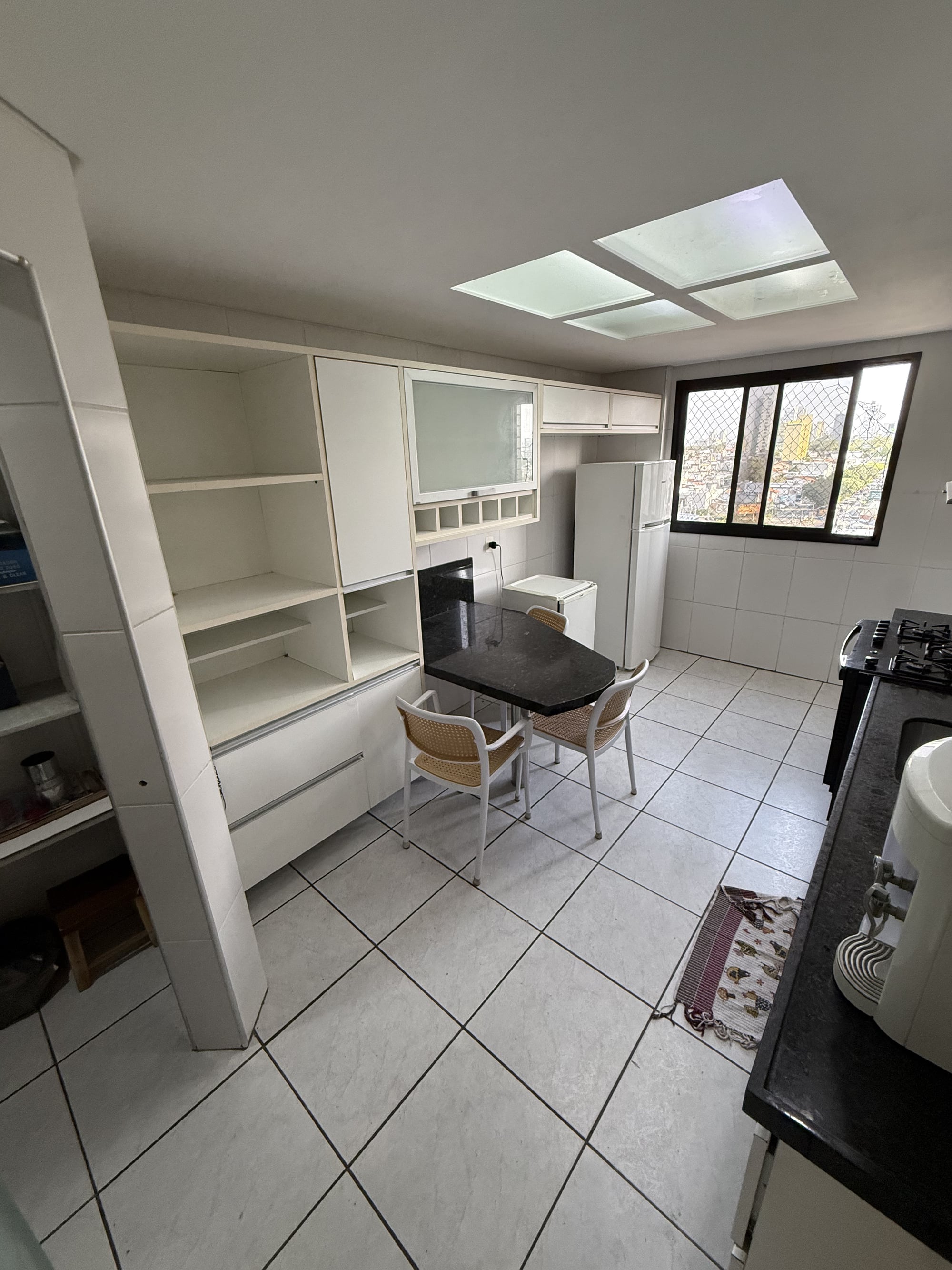 Cozinha com planejados do apartamento no Edifício Lourdes Lamartine
