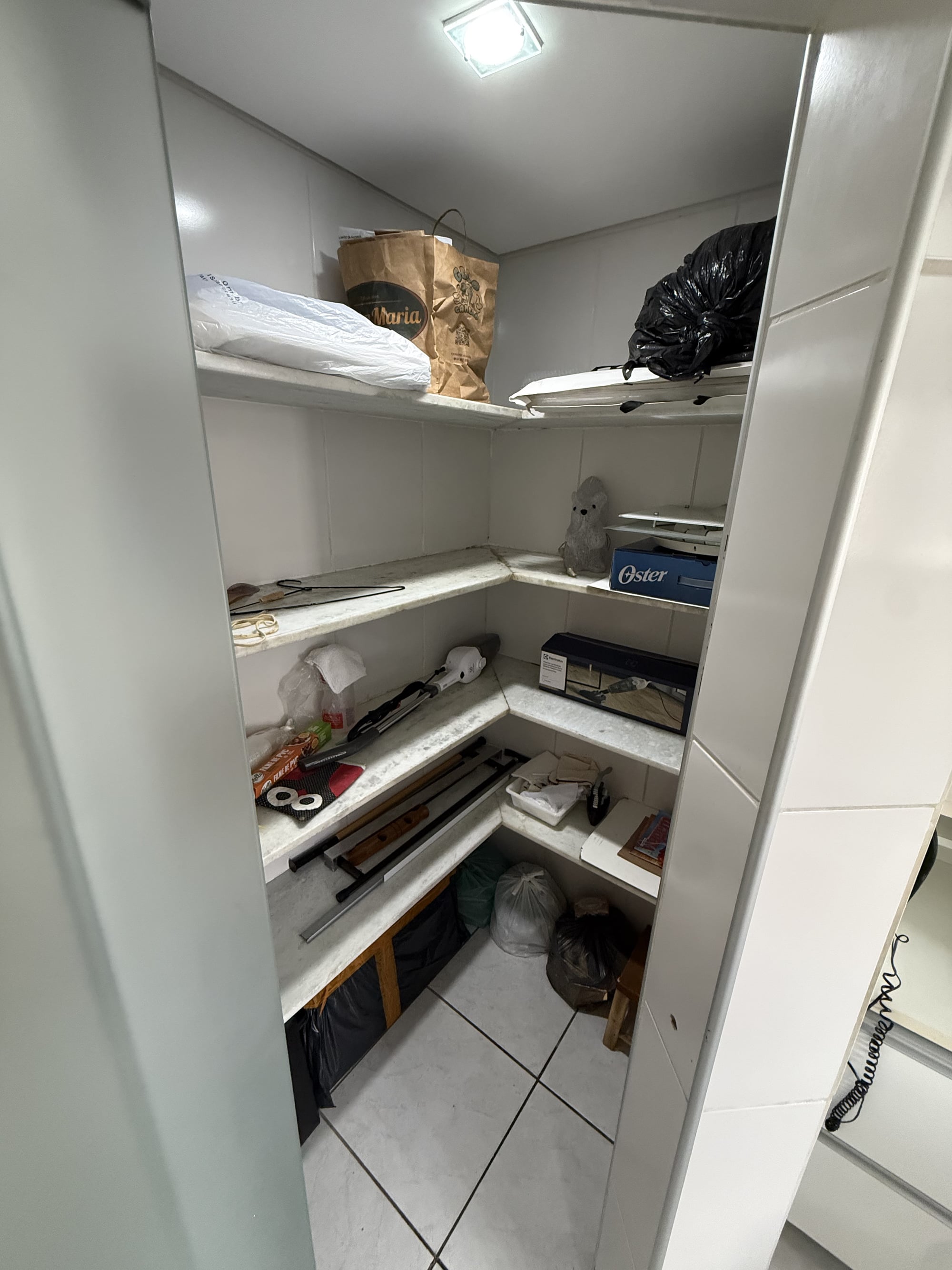 Despensa com armários planejados do apartamento no Edifício Lourdes Lamartine
