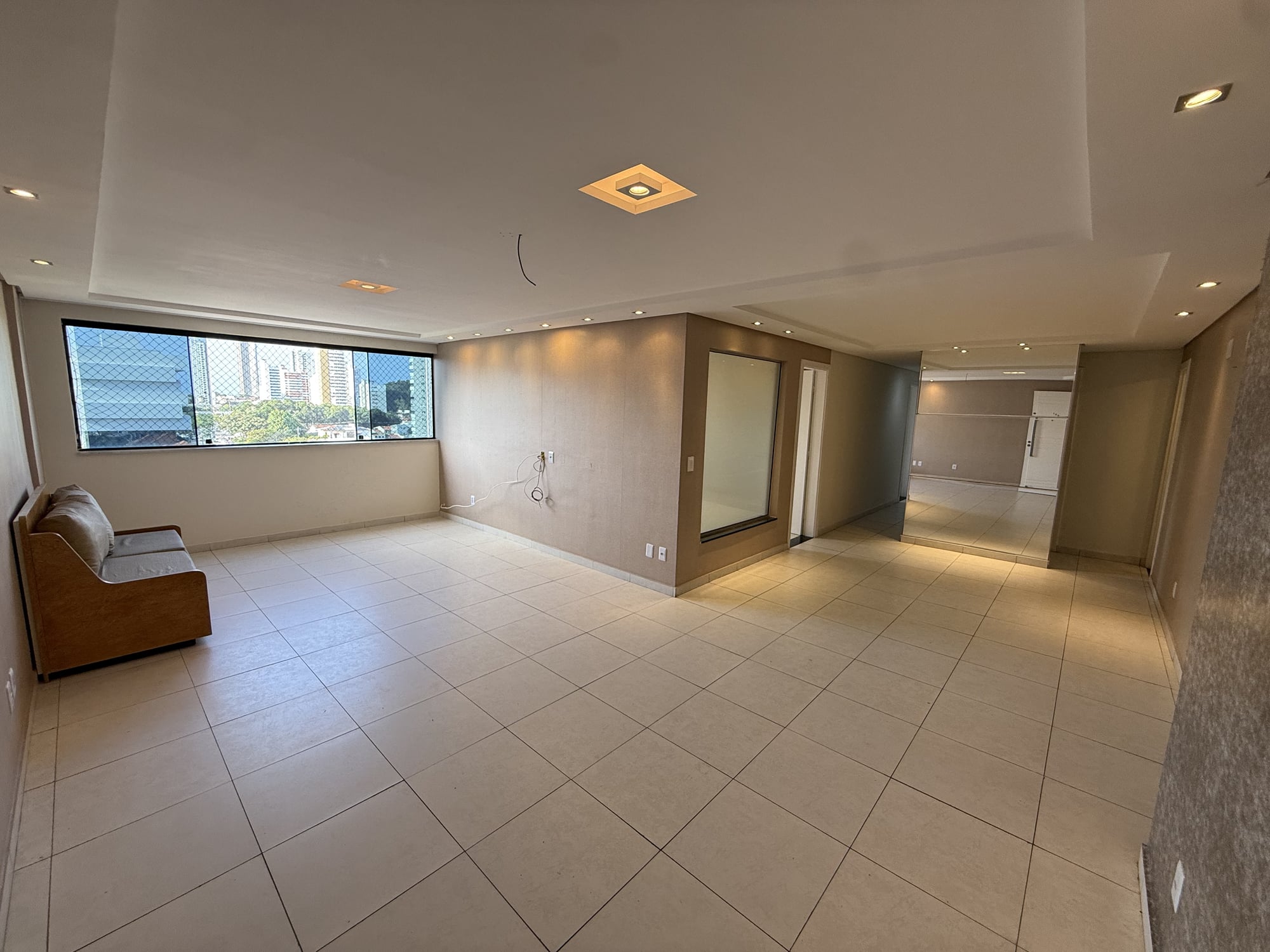 Ambiente de escritório do apartamento no Edifício Lourdes Lamartine, com vista da cidade