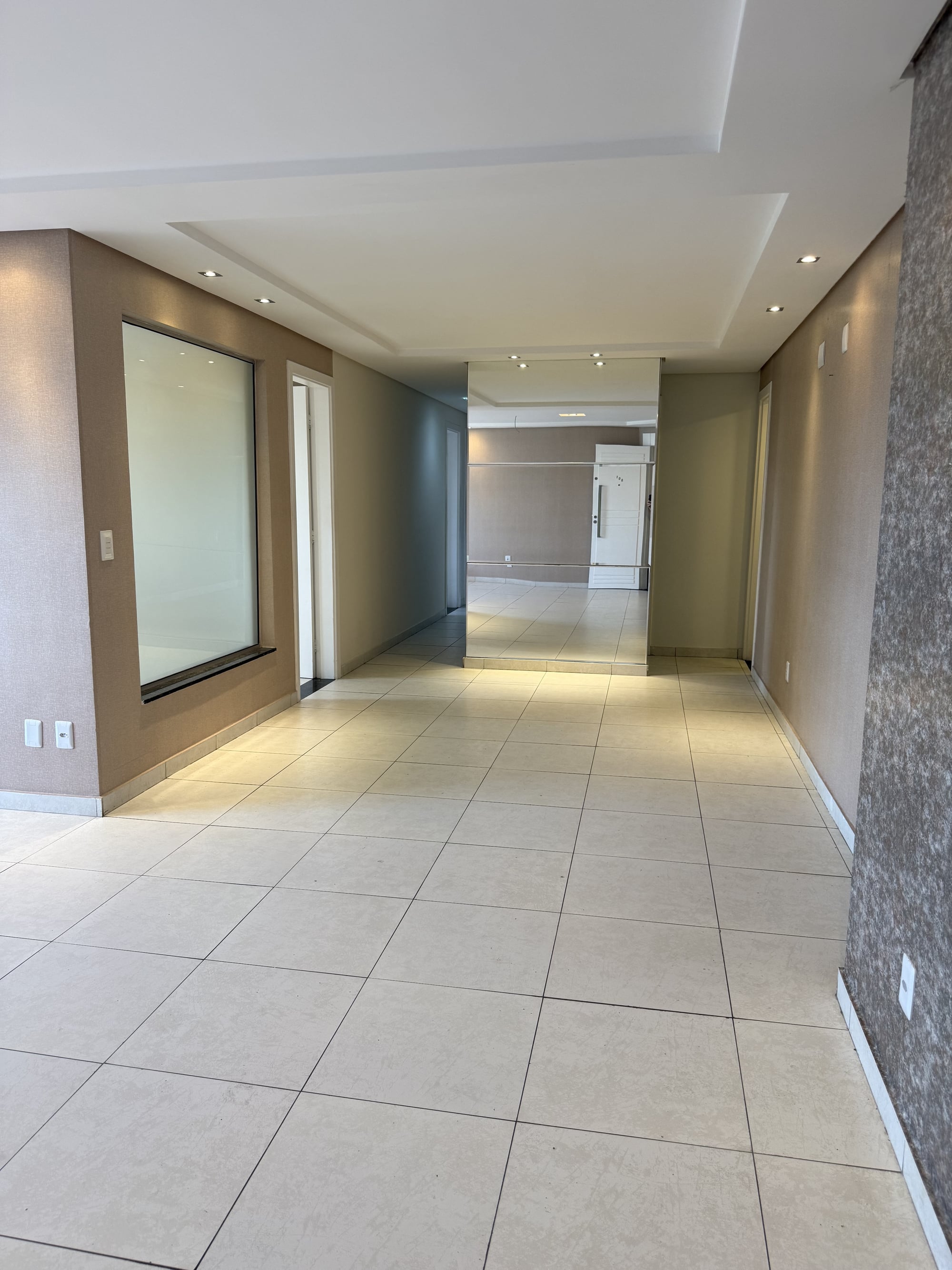 Hall de acesso aos quartos do apartamento no Edifício Lourdes Lamartine