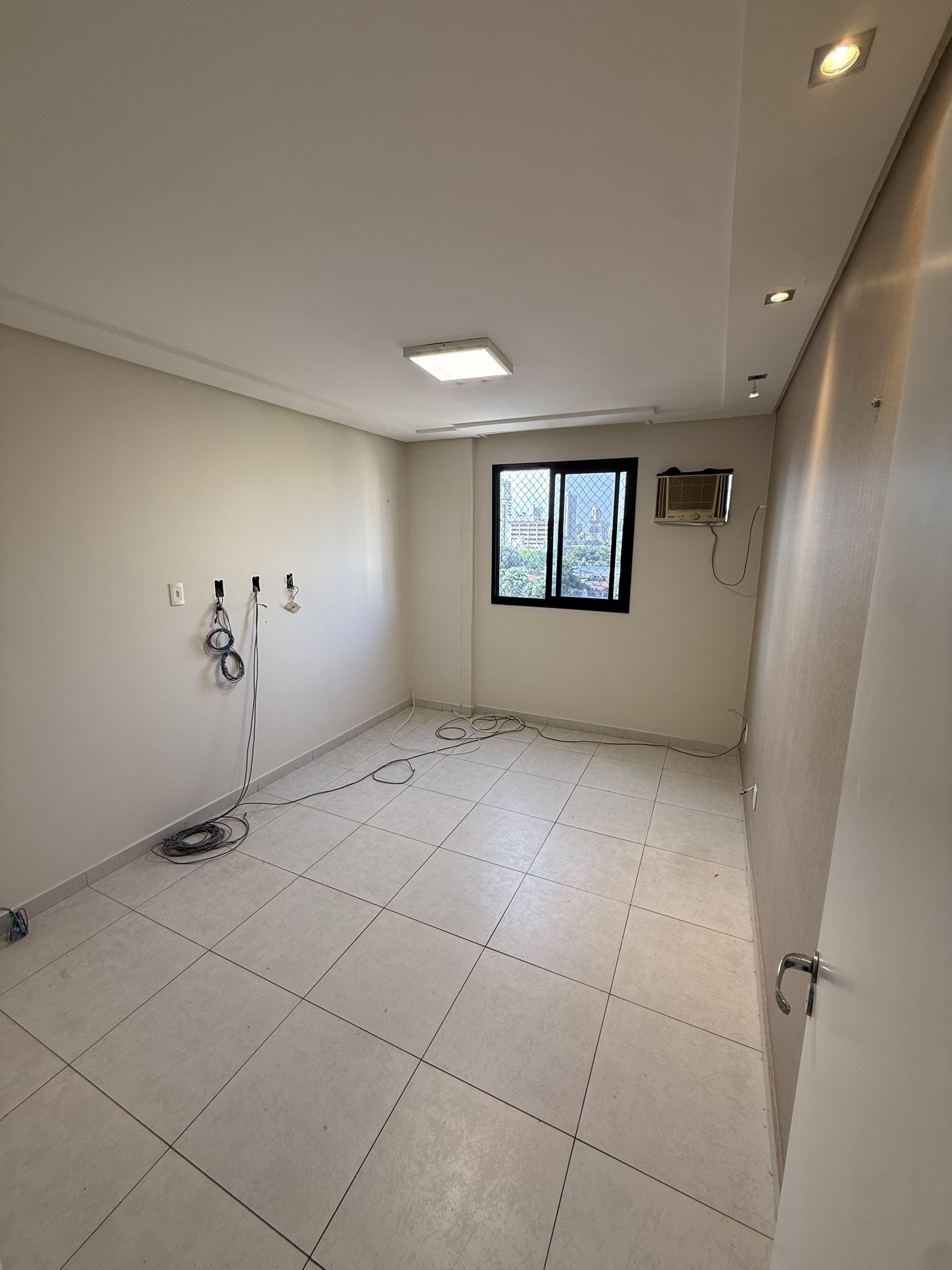 Suíte do apartamento no Edifício Lourdes Lamartine, com janela para a fachada