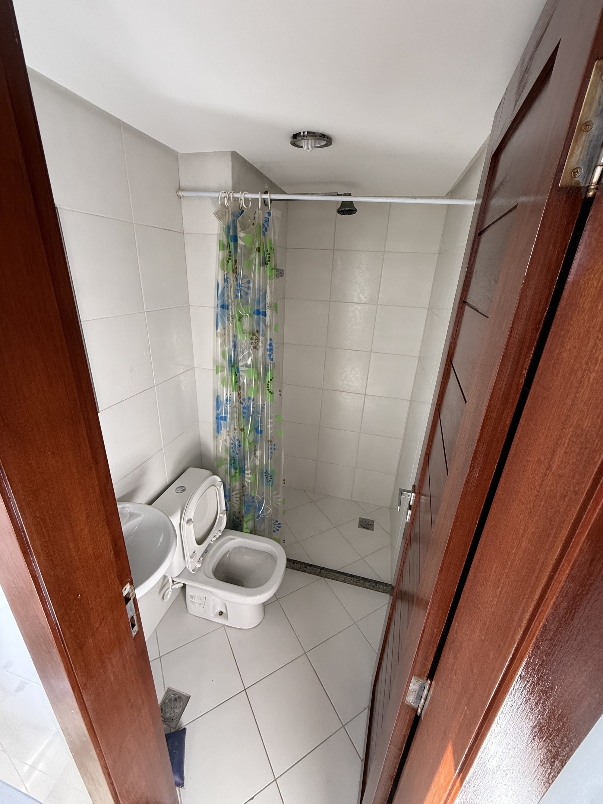 Banheiro social do apartamento no Residencial Therra Luna
