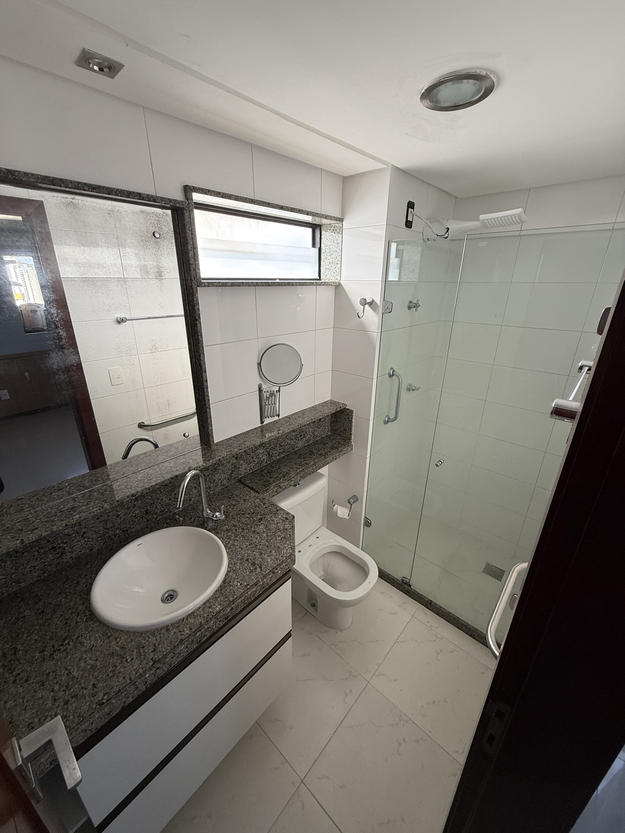 Banheiro da suíte do apartamento no Residencial Therra Luna