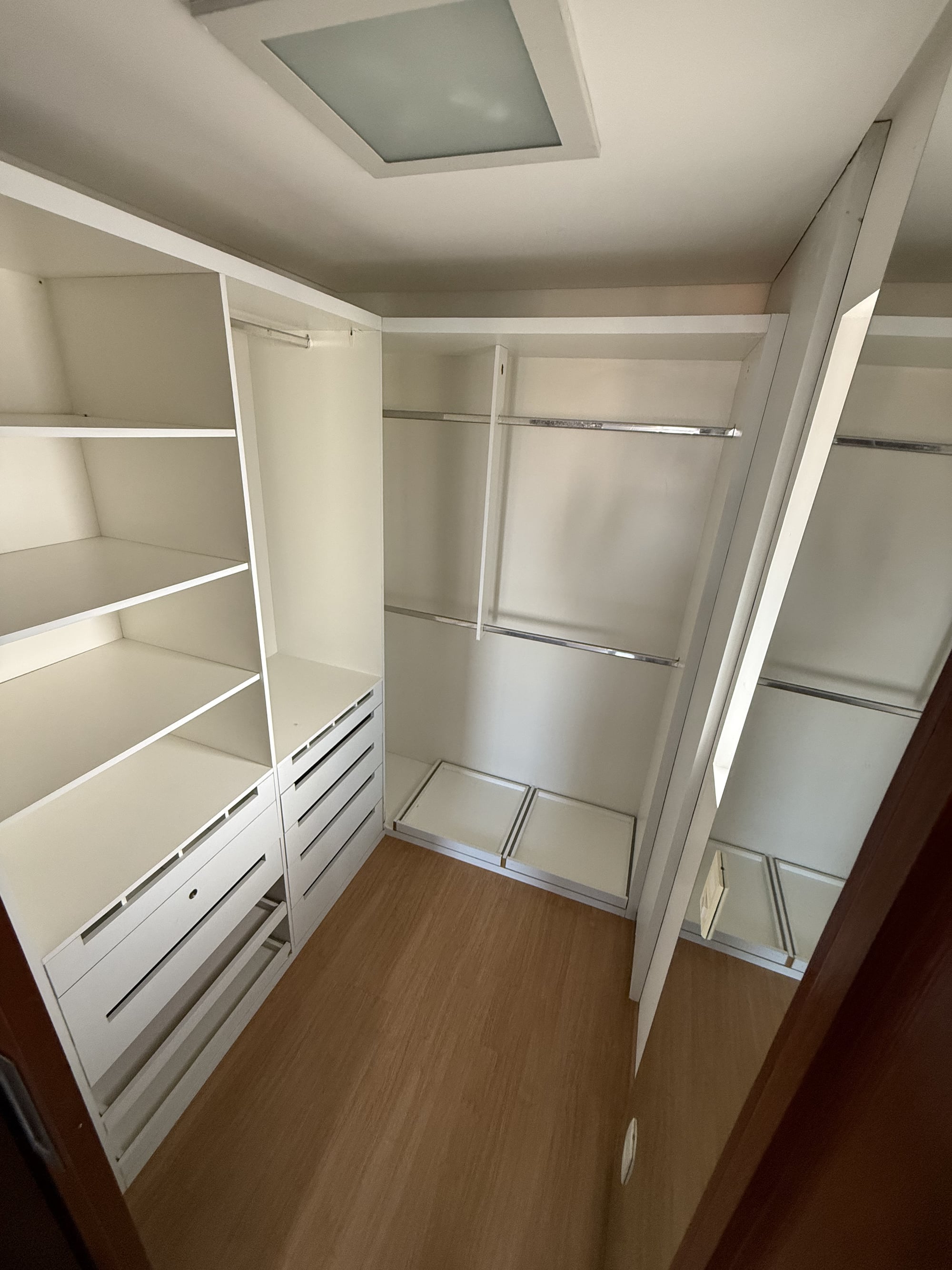 Closet da suíte do apartamento no Residencial Therra Luna