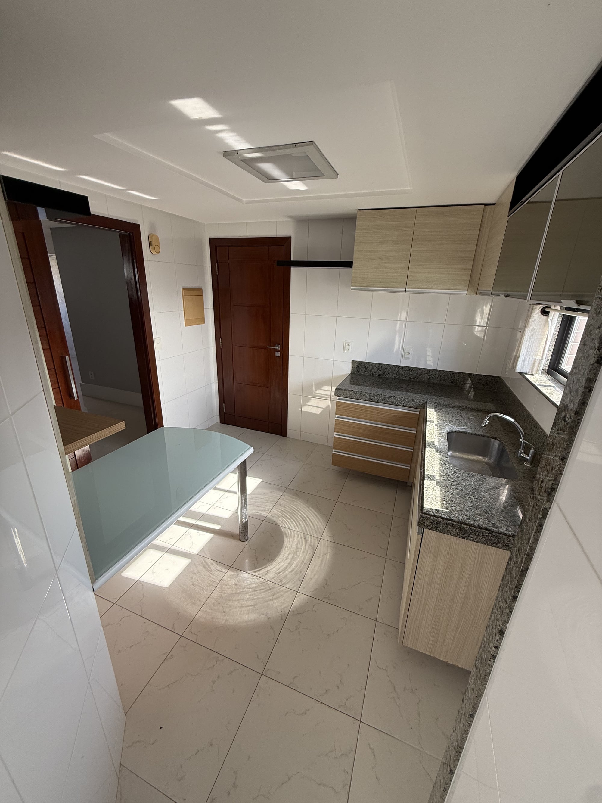 Copa integrada à cozinha do apartamento no Residencial Therra Luna