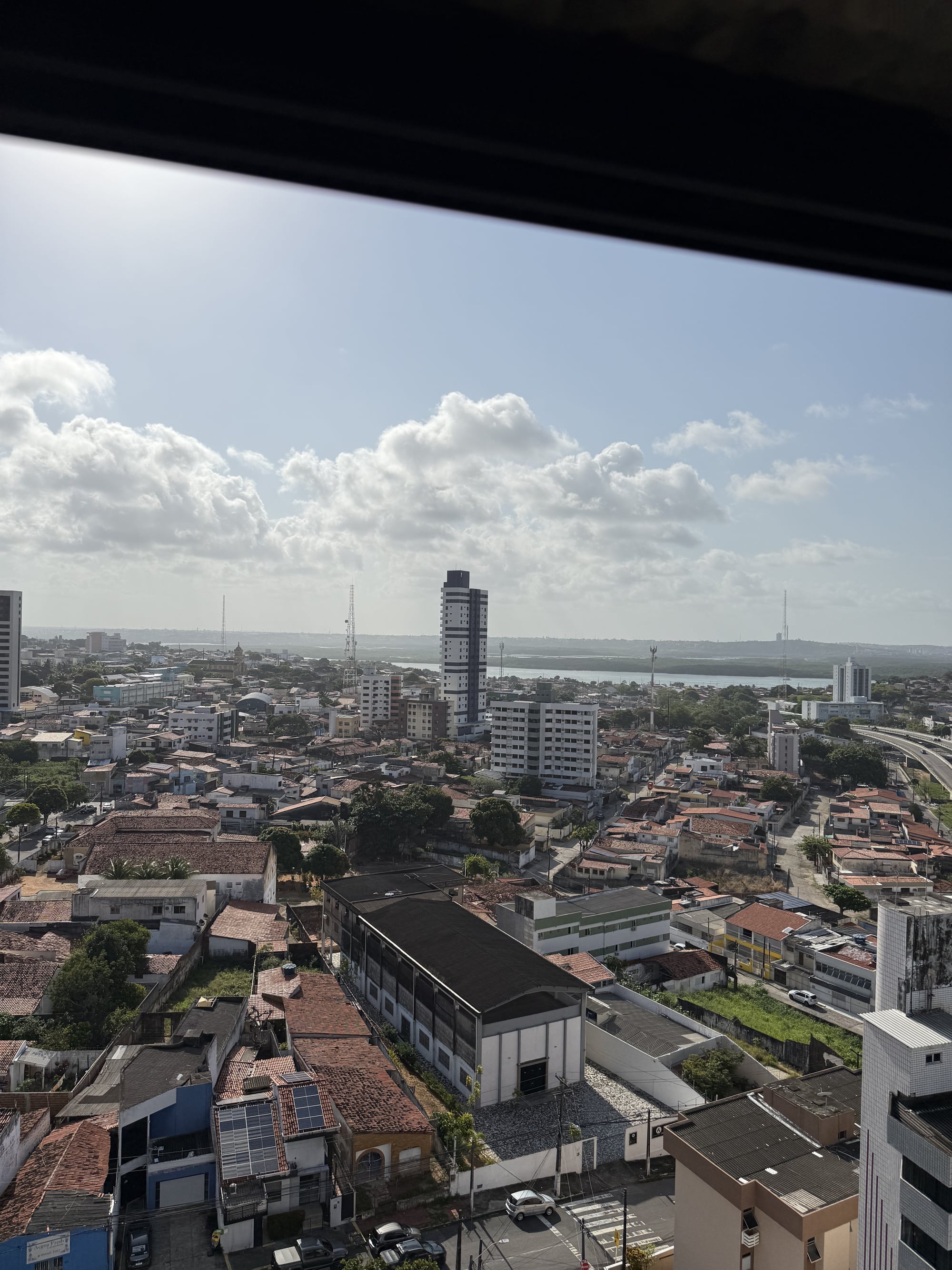 Vista da cidade a partir do apartamento no Residencial Therra Luna, em andar alto
